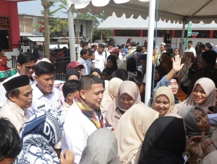 Sumber Foto : Humas Pemkot/Wali Kota Makassar, Munafri Arifuddin, berbaur dan berfoto bersama para guru serta masyarakat usai meresmikan renovasi SD Inpres Pagandongan I dan II di Jalan Pahlawan II, Salodong, Makassar, Rabu (10/9/2025).