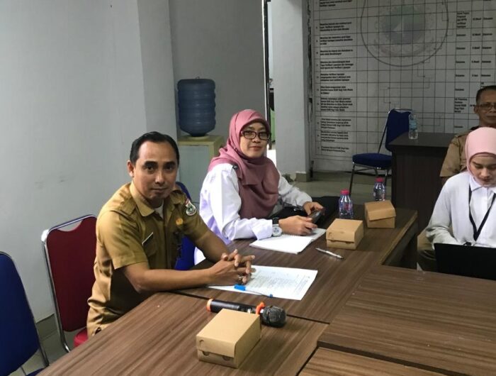 Sumber Foto : Humas Pemprov/Kepala Bidang Penanganan Fakir Miskin Dinsos Sulbar, Idham Halik A. Gello, sedang mengikuti rapat di kantor Dinsos Sulbar, membahas sistem Desil DTSEN guna memastikan bantuan sosial (bansos) tepat sasaran. Rabu (10/9/2025).