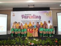 Sumber Foto : Humas Pemkot/Bunda PAUD Kota Makassar, Melinda Aksa, berfoto bersama anak-anak berbaju adat dan peserta seminar saat acara parenting di Hotel Aryaduta, Makassar. Rabu (10/9/2025).