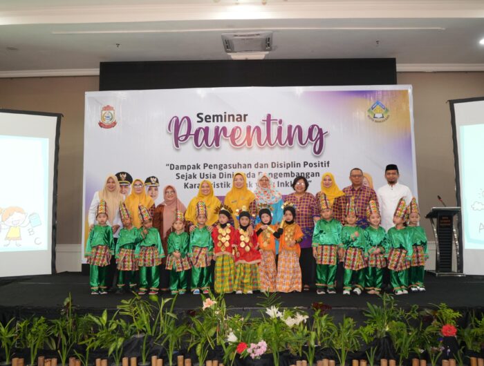Sumber Foto : Humas Pemkot/Bunda PAUD Kota Makassar, Melinda Aksa, berfoto bersama anak-anak berbaju adat dan peserta seminar saat acara parenting di Hotel Aryaduta, Makassar. Rabu (10/9/2025).
