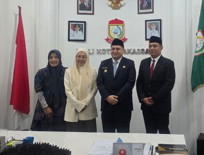 Sumber Foto : Humas Pemkot/Sekretaris DPRD Makassar, Andi Rahmat Mappatoba (kanan), berfoto bersama jajaran di ruang kerja Wali Kota Makassar usai membahas persiapan kantor sementara DPRD di Perumnas Hertasning, Rabu (10/9/2025).