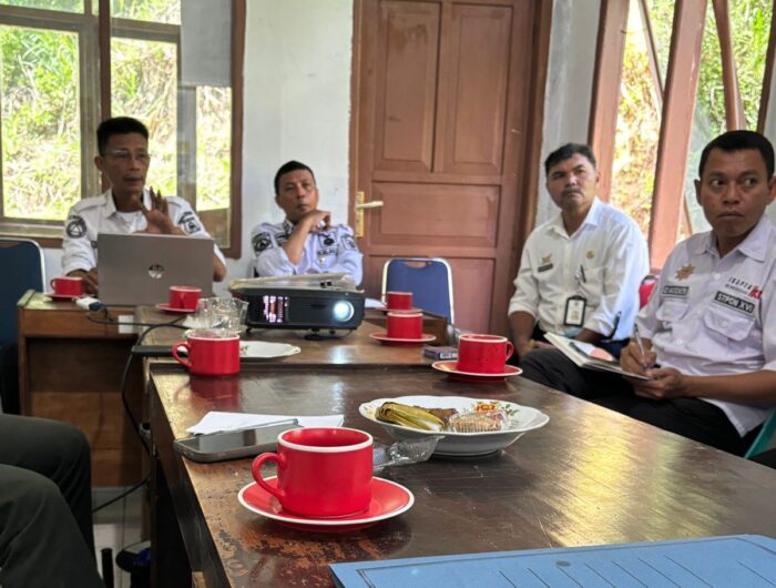 Sumber Foto : Humas Pemprov/Plt. Kepala Pelaksana BPBD Sulawesi Barat, Muhammad Yasir Fattah, sedang memimpin rapat bersama tim di Ruang Rapat Kantor BPBD Mamasa, Rabu (10/9/2025).