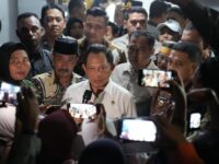 Sumber Foto : Humas Pemkot/Menteri Dalam Negeri RI, Muhammad Tito Karnavian, didampingi Wali Kota Makassar Munafri Arifuddin, memberikan keterangan kepada awak media usai meninjau poskamling di Kecamatan Rappocini, Kamis (11/9/2025) malam.