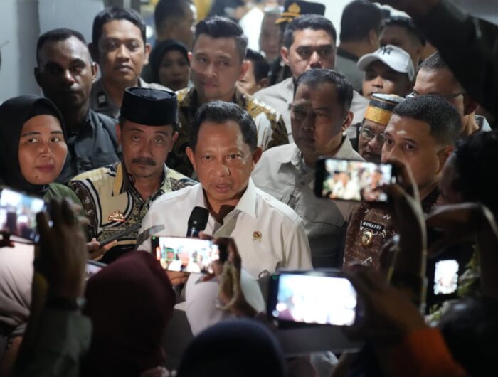 Sumber Foto : Humas Pemkot/Menteri Dalam Negeri RI, Muhammad Tito Karnavian, didampingi Wali Kota Makassar Munafri Arifuddin, memberikan keterangan kepada awak media usai meninjau poskamling di Kecamatan Rappocini, Kamis (11/9/2025) malam.