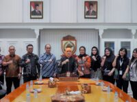 Sumber Foto : Humas Pemkot/Wakil Wali Kota Makassar, Aliyah Mustika Ilham, berfoto bersama jajaran manajemen Aerotel Smile Makassar usai audiensi di Balai Kota Makassar, Kamis (11/9/2025).