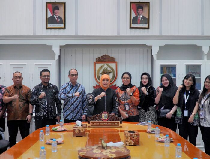 Sumber Foto : Humas Pemkot/Wakil Wali Kota Makassar, Aliyah Mustika Ilham, berfoto bersama jajaran manajemen Aerotel Smile Makassar usai audiensi di Balai Kota Makassar, Kamis (11/9/2025).