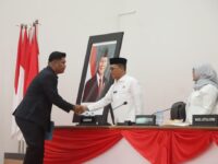 Sumber Foto : Humas Pemprov/Kepala Bapperida Sulbar, Junda Maulana, hadir mewakili Gubernur dalam Rapat Paripurna DPRD Sulbar dengan agenda penyampaian Nota Keuangan RAPBD 2026, Rabu (10/9/2025).