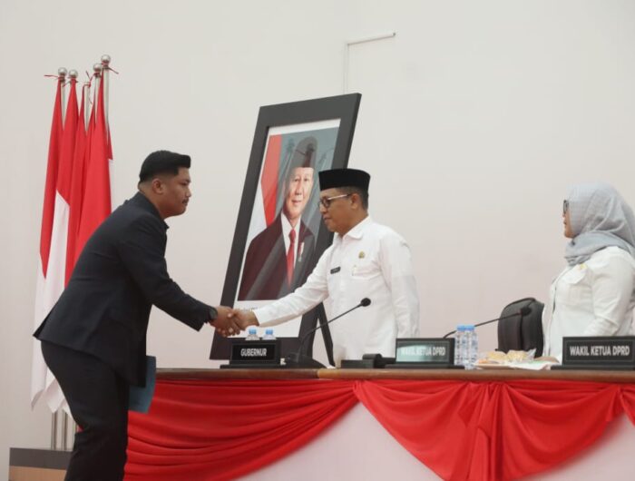 Sumber Foto : Humas Pemprov/Kepala Bapperida Sulbar, Junda Maulana, hadir mewakili Gubernur dalam Rapat Paripurna DPRD Sulbar dengan agenda penyampaian Nota Keuangan RAPBD 2026, Rabu (10/9/2025).