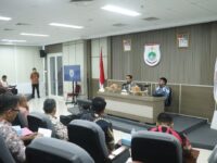 Sumber Foto: Humas Pemprov/Asisten III Pemprov Sulbar, Amujib, memimpin rapat koordinasi bersama sejumlah OPD terkait persiapan penyaluran bantuan dan alokasi anggaran untuk Kabupaten Majene, Kamis (11/9/2025).