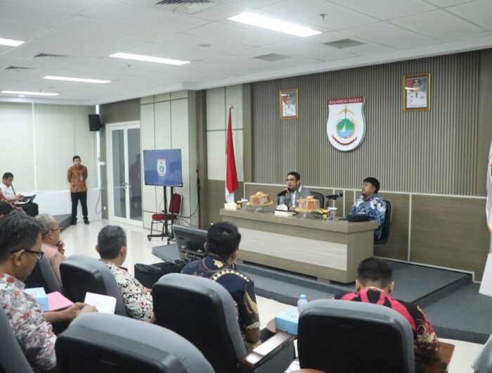 Sumber Foto: Humas Pemprov/Asisten III Pemprov Sulbar, Amujib, memimpin rapat koordinasi bersama sejumlah OPD terkait persiapan penyaluran bantuan dan alokasi anggaran untuk Kabupaten Majene, Kamis (11/9/2025).