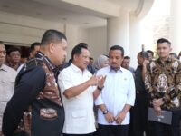 Sumber Foto: Humas PEmkot/Menteri Dalam Negeri Tito Karnavian berbincang dengan Gubernur Sulsel Andi Sudirman Sulaiman dan Wali Kota Makassar Munafri Arifuddin usai pengarahan bersama kepala daerah se-Sulsel di Makassar, Kamis (11/9/2025).