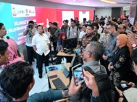 Sumber Foto : Humas Pemkot/Menteri Dalam Negeri Tito Karnavian bersama Menteri Perumahan dan Kawasan Permukiman Maruarar Sirait meninjau layanan di Mal Pelayanan Publik Makassar, Kamis (11/9/2025).
