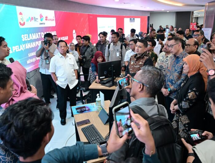Sumber Foto : Humas Pemkot/Menteri Dalam Negeri Tito Karnavian bersama Menteri Perumahan dan Kawasan Permukiman Maruarar Sirait meninjau layanan di Mal Pelayanan Publik Makassar, Kamis (11/9/2025).