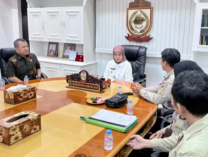 Sumber Foto : Humas Pemkot/Wakil Wali Kota Makassar, Hj. Aliyah Mustika Ilham, menerima audiensi Lembaga Citra Muda (LCM) Rajawali terkait rencana pelaksanaan Rajawali Outing Class (ROC) Tahun 2025–2026, di ruang kerjanya, Jumat (12/9/2025).