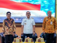 Sumber Foto : Humas Pemprov/Gubernur Sulawesi Barat, Suhardi Duka (tengah), bersama Kepala Dinas PMD Sulbar, Yakub F. Solon (kiri), saat sosialisasi program Bantuan Keuangan Khusus (BKK) Tambahan Penghasilan Perangkat Desa (TPPD) di Mamuju, Kamis (11/9/2025).