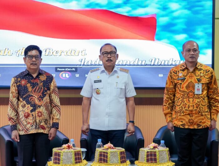 Sumber Foto : Humas Pemprov/Gubernur Sulawesi Barat, Suhardi Duka (tengah), bersama Kepala Dinas PMD Sulbar, Yakub F. Solon (kiri), saat sosialisasi program Bantuan Keuangan Khusus (BKK) Tambahan Penghasilan Perangkat Desa (TPPD) di Mamuju, Kamis (11/9/2025).
