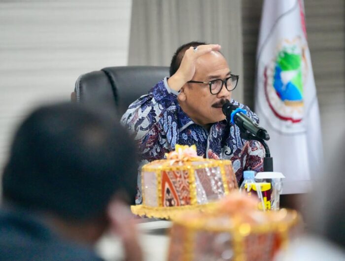 Sumber Foto : Humas Pemprov/Gubernur Sulbar, Suhardi Duka, memimpin rapat fasilitasi program Pastipadu bersama 14 perusahaan sawit di Ruang Oval, Kantor Gubernur Sulbar, Jumat (12/9/2025).