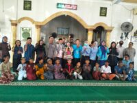 Sumber Foto : Humas Pemprov/ moment kebersamaan tim medis dari RSUD dan Dinkes Sulbar dengan para panitia Masjid At-Taqwa Simbuang dan anak-anak peserta sunatan massal di Mamuju, Kamis (11/9/2025).