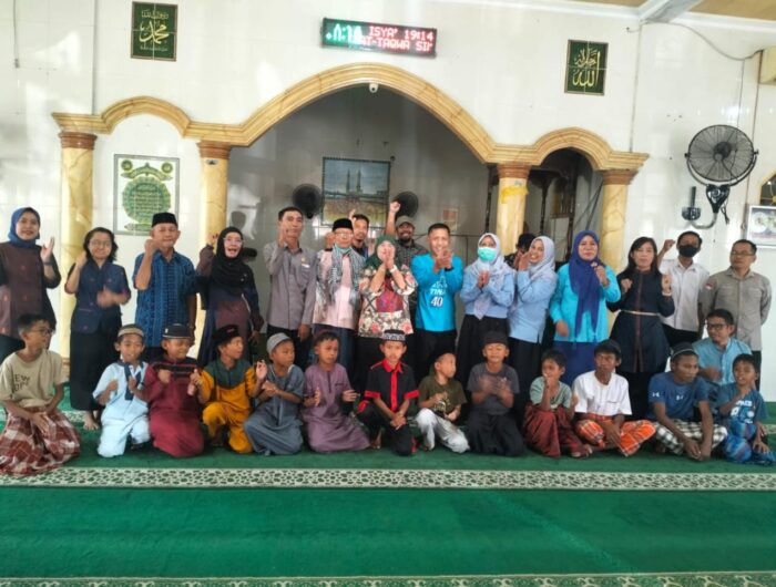 Sumber Foto : Humas Pemprov/ moment kebersamaan tim medis dari RSUD dan Dinkes Sulbar dengan para panitia Masjid At-Taqwa Simbuang dan anak-anak peserta sunatan massal di Mamuju, Kamis (11/9/2025).