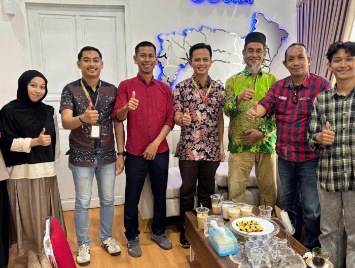 Sumber Foto : Tim Redaksi/MD KAHMI Kabupaten Gowa berfoto bersama dengan perwakilan Perseroda Kabupaten Gowa di kantor Perseroda, Jl. Habibu Kulle, Sungguminasa, Kecamatan Somba Opu, Kabupaten Gowa, Kamis (11/9/2025), Pertemuan ini jadi tonggak penting untuk memperkuat sinergi dan kolaborasi menjelang Milad ke-59 KAHMI.