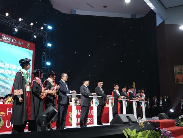 Sumber Foto : Humas Pemkot/Para pimpinan Universitas Hasanuddin bersama tamu kehormatan menekan tombol peresmian pada puncak Dies Natalis ke-68 Unhas di Baruga Andi Pangeran Pettarani, Makassar, Sabtu (13/9/2025).