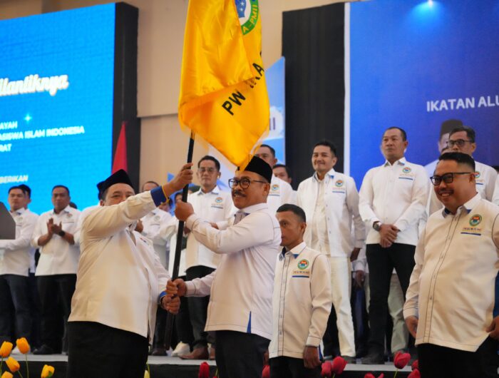 Sumber Foto : Humas Pemprov/Gubernur Sulbar Suhardi Duka resmi dilantik sebagai Ketua Pengurus Wilayah IKA PMII Sulawesi Barat di Ballroom d’Maleo Hotel and Convention, Mamuju, Jumat (12/9/2025).