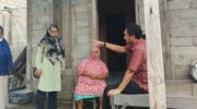 Sumber Foto : Humas Pemprov/Tim Pasti Padu Sulbar melakukan verifikasi langsung ke rumah calon penerima manfaat Bantuan Sosial Kesejahteraan Keluarga di Desa Babana, Kecamatan Budong-Budong, Jumat (12/9/2025).