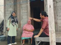 Sumber Foto : Humas Pemprov/Tim Pasti Padu Sulbar melakukan verifikasi langsung ke rumah calon penerima manfaat Bantuan Sosial Kesejahteraan Keluarga di Desa Babana, Kecamatan Budong-Budong, Jumat (12/9/2025).