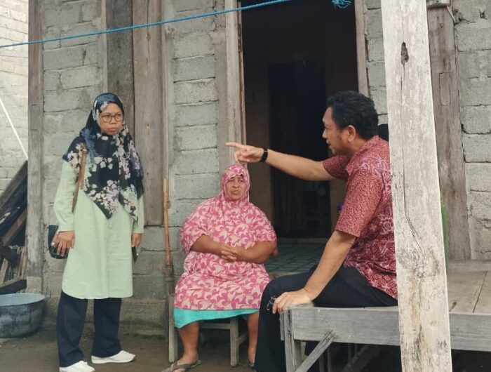 Sumber Foto : Humas Pemprov/Tim Pasti Padu Sulbar melakukan verifikasi langsung ke rumah calon penerima manfaat Bantuan Sosial Kesejahteraan Keluarga di Desa Babana, Kecamatan Budong-Budong, Jumat (12/9/2025).