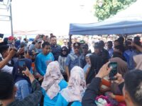 Sumber Foto : Humas Pemprov/Suasana penyaluran bantuan kepada masyakat Majene oleh Dinas Ketahanan Sulbar, Sabtu (13/9/2025).