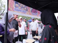 Sumber Foto : Humas Pemkot/Camat Panakkukang, Muhammad Ari Fadli, didampingi jajarannya, meninjau langsung aktivitas pedagang kaki lima (PK5) di Car Free Day (CFD) Boulevard, Makassar, Minggu (14/9/2025).