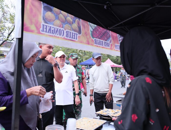 Sumber Foto : Humas Pemkot/Camat Panakkukang, Muhammad Ari Fadli, didampingi jajarannya, meninjau langsung aktivitas pedagang kaki lima (PK5) di Car Free Day (CFD) Boulevard, Makassar, Minggu (14/9/2025).