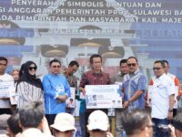 Sumber Foto : Humas Pemprov/Gubernur Sulawesi Barat Suhardi Duka bersama jajaran pemerintah provinsi menyerahkan bantuan simbolis dari berbagai OPD senilai Rp 67 miliar lebih kepada Pemerintah dan masyarakat Kabupaten Majene, Minggu (14/9/2025).
