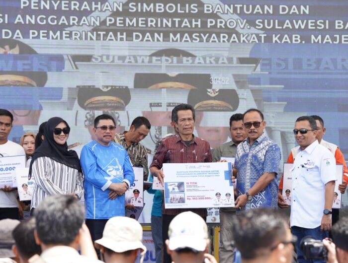 Sumber Foto : Humas Pemprov/Gubernur Sulawesi Barat Suhardi Duka bersama jajaran pemerintah provinsi menyerahkan bantuan simbolis dari berbagai OPD senilai Rp 67 miliar lebih kepada Pemerintah dan masyarakat Kabupaten Majene, Minggu (14/9/2025).