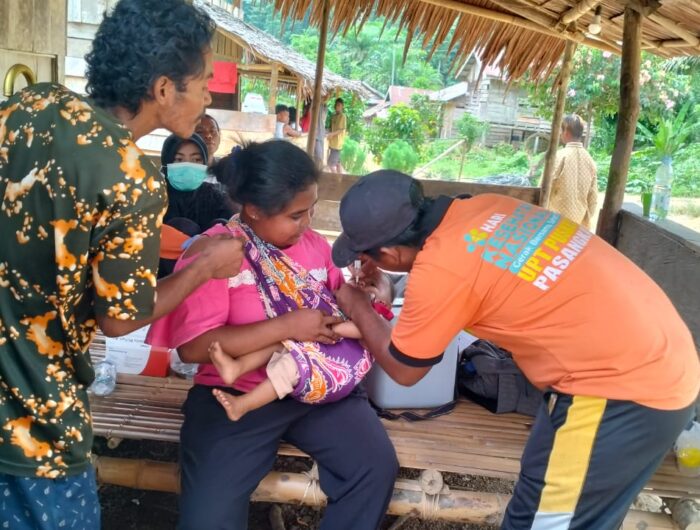 Sumber Foto : Humas Pemprov/Petugas kesehatan dari Puskesmas Keliling memberikan imunisasi kepada seorang anak di Desa Tasokko, Mamuju Tengah, Sulawesi Barat, Sabtu (13/9/2025).