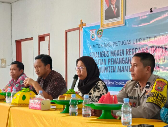 Sumber Foto : Humas Pemprov/Kepala Bidang Bantuan dan Jaminan Sosial Dinas Sosial Provinsi Sulawesi Barat, Andi Alma Aliuddin, memimpin Bimtek bagi petugas pemutakhiran data untuk percepatan penanganan kemiskinan ekstrem di Desa Tasokko, Kecamatan Karossa, Mamuju Tengah, Sabtu (13/9/2025).