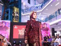 Sumber Foto : Humas Pemkot/Seorang model memperagakan busana dari Dekranasda Makassar di acara Wastra Arajang 2025 yang digelar di Mall Ratu Indah, Makassar, Minggu (14/9/2025).