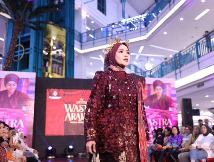 Sumber Foto : Humas Pemkot/Seorang model memperagakan busana dari Dekranasda Makassar di acara Wastra Arajang 2025 yang digelar di Mall Ratu Indah, Makassar, Minggu (14/9/2025).