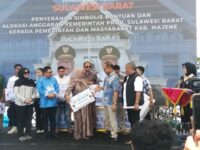 Sumber Foto : Humas Pemprov/Pemerintah Provinsi Sulawesi Barat menyerahkan bantuan sosial simbolis kepada perwakilan masyarakat dan pemerintah kabupaten di Majene, Sabtu (13/9/2025).