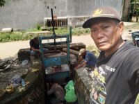 Sumber Foto/Humas Pemprov/Petugas sedang memindahkan pintu air BL3 (Bangunan Lakejo 3) ke lokasi BL2 (Bangunan Lakejo 2) di Daerah Irigasi Lakejo, Polman, Minggu (14/9/2025).