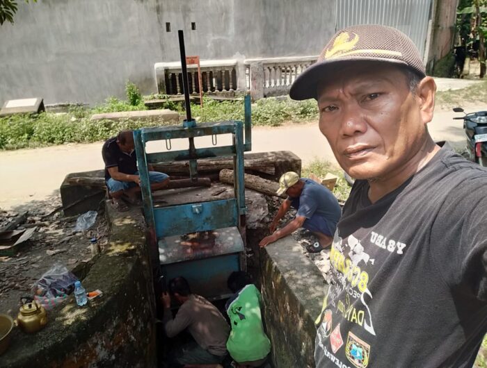 Sumber Foto/Humas Pemprov/Petugas sedang memindahkan pintu air BL3 (Bangunan Lakejo 3) ke lokasi BL2 (Bangunan Lakejo 2) di Daerah Irigasi Lakejo, Polman, Minggu (14/9/2025).