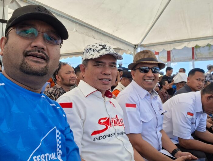 Sumber Foto : Humas Pemprov/Kepala Dinas Pariwisata Sulbar Andi Bau Akram Dai saat menghadiri penutupan Festival Sandeq Teluk Mandar, Minggu (14/9/2025). Bau Akram dukung Festival Sandeq Teluk Mandar jadi event nasional. 