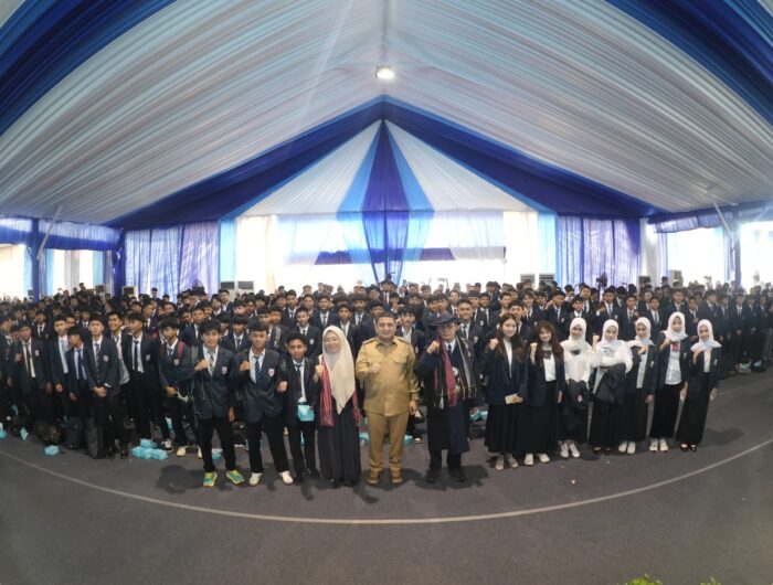 Sumber Foto : Humas Pemkot/Wali Kota Makassar, Munafri Arifuddin, usai memberikan sambutan di acara Pengenalan Kehidupan Kampus Bagi Mahasiswa Baru (PKKMB) Universitas Bosowa 2025. Senin (15/9/2025).