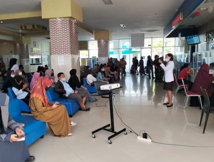 Sumber Foto : Humas Pemprov/Tim Promosi Kesehatan Rumah Sakit (PKRS) RSUD Provinsi Sulawesi Barat memberikan penyuluhan kesehatan tentang pencegahan bau mulut (halitosis) di depan ruang tunggu rekam medik.