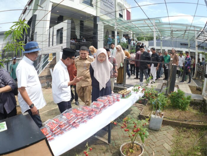 Sumber Foto: Humas Pemkot/Wali Kota Makassar, Munafri Arifuddin, bersama rombongan meninjau stan hasil panen cabai dalam kegiatan Launching Gerakan Urban Farming di Perumahan Bukit Baruga, Senin (15/9/2025).