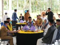 Sumber Foto : Humas Pemprov/Gubernur Sulawesi Barat, Suhardi Duka, usai memberikan sambutan di acara peringatan Maulid Nabi Muhammad SAW 1447 Hijriah, dan dirangkaikan dengan haul ke-18 H.