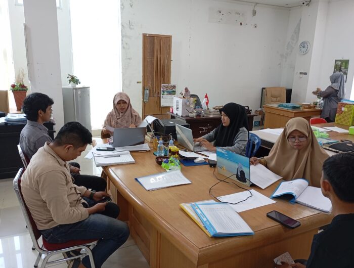 Sumber Foto : Humas Pemprov/Suasana pemberkasan penerima Beasiswa Pemprov Sulbar Tahun Anggaran 2025 yang dilaksanakan di ruang Bagian Kesejahteraan Rakyat (Kesra), Senin (15/9/2025).