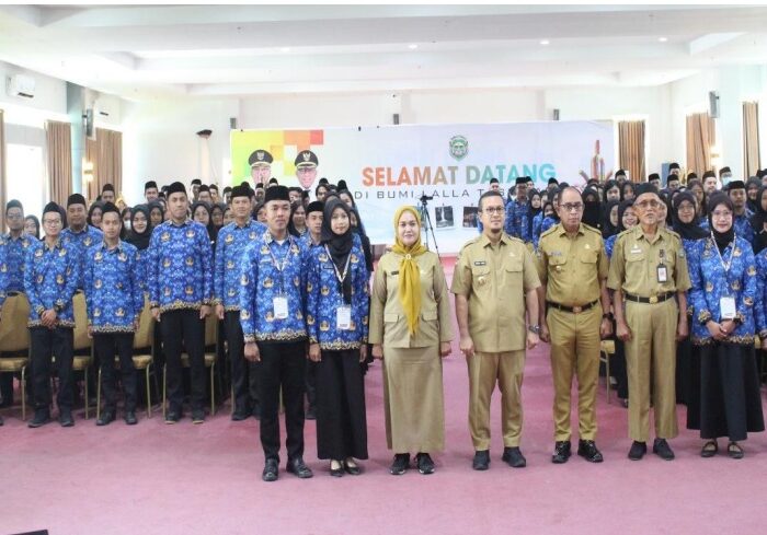 Sumber Foto : Humas Pemprov/Peserta Latsar CPNS Formasi Tahun 2024 lingkup Pemerintah Kabupaten Mateng bedang berpose bersama pejabat di Mamuju Tengah usai mengikuti pembukaan pelatihan,Senin (15/9/2025).