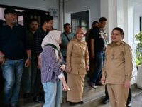 Sumber Foto : Humas Pemkot/momen saat Wali Kota Makassar Munafri Arifuddin dan Wakil Wali Kota Aliyah Mustika Ilham menyambut massa aksi dari Himpunan Mahasiswa Islam (HMI) Cabang Makassar di depan Balai Kota Makassar pada Senin, (15/9/2025).