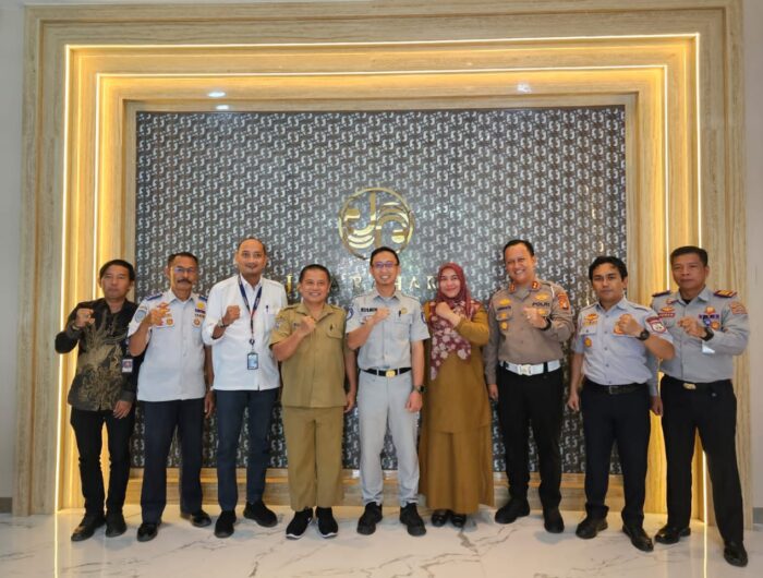 Sumber Foto : Humas Pemprov/Kepala Bidang LLAJ Dishub Sulbar, Muh. Akbar Atjo bersama perwakilan Ditlantas Polda Sulbar, Jasa Raharja, Bappeda Sulbar, dan instansi terkait usai rapat Forum LLAJ di Mamuju, Senin (15/9/2025).
